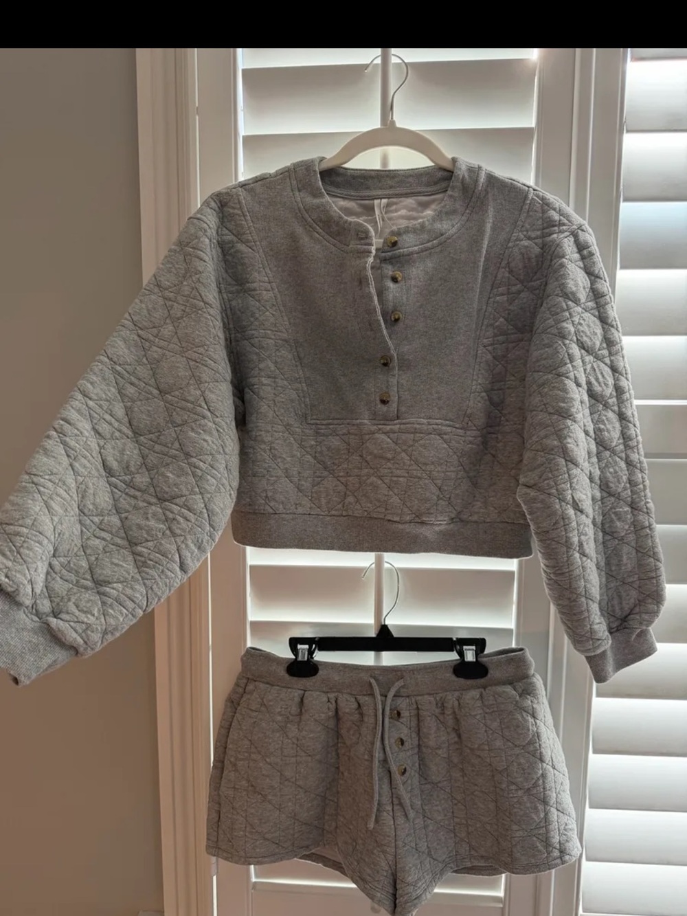 Cropped Quilted Knit Sweatshirt and Shorts Set - Light Gray